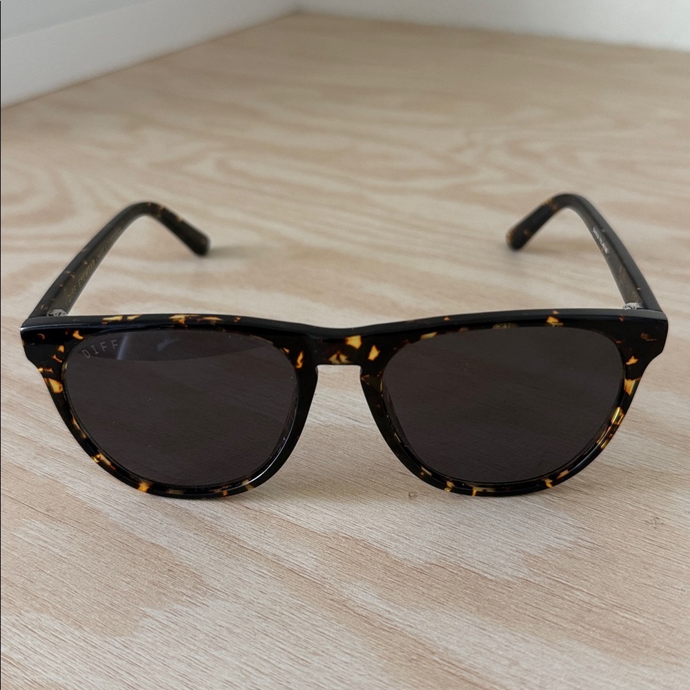 Tortoise Shell DIFF Polarized Sunglasses with Cas… - image 2